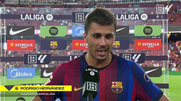 لاعب برشلونة رودري يحتفل بعد تسجيل هدف