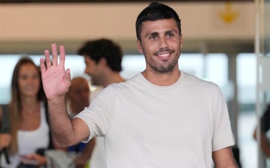 لاعب كرة القدم رودري يبتسم وهو يرتدي قميص برشلونة