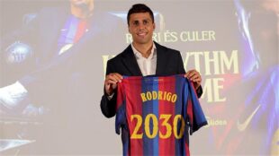 لاعب كرة القدم رودري يرتدي قميص برشلونة خلال تدريبات الفريق