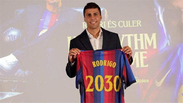 لاعب كرة القدم رودري يرتدي قميص برشلونة خلال تدريبات الفريق