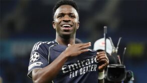 صورة للاعب كرة القدم فينيسيوس جونيور يرتدي قميص ريال مدريد