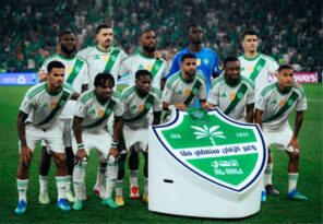 لاعب كرة قدم شاب يرتدي قميص موناكو