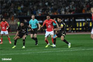 صورة لحكام كرة قدم في الملعب خلال مباراة بين الأهلي والزمالك