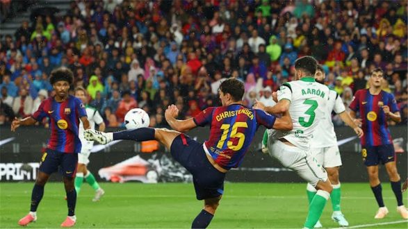 لاعبو برشلونة يحتفلون بهدف أمام راسينج سانتاندير في الدوري الإسباني