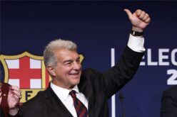 ملعب كامب نو أثناء أعمال التجديد مع شعار نادي برشلونة