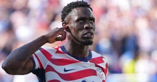 صورة تعبيرية عن كأس العالم لكرة القدم مع شعار الاتحاد البلجيكي