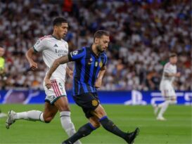 لاعبو برشلونة يحتفلون بهدف في دوري أبطال أوروبا