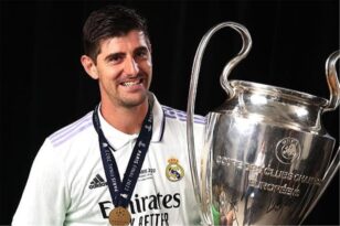 حارس مرمى ريال مدريد تيبو كورتوا يحتفل بفوز