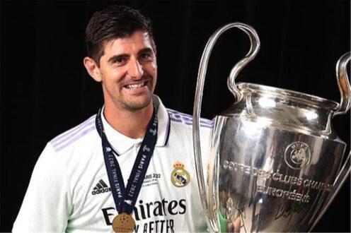 حارس مرمى ريال مدريد تيبو كورتوا يحتفل بفوز