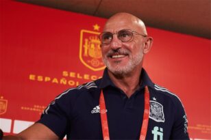 مدرب منتخب إسبانيا لويس دي لا فوينتي يراقب لاعب شاب