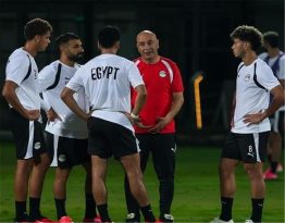 لاعبو منتخب مصر يحتفلون خلال تدريبات الفريق استعدادًا لمواجهة أنجولا