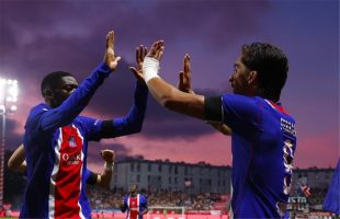 فيران توريس يحتفل بتسجيل هدف لباريس سان جيرمان ضد بريست في الدوري الفرنسي