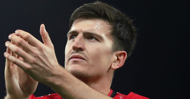 لاعب كرة قدم يرتدي قميص مانشستر يونايتد مع علامة X فوقه