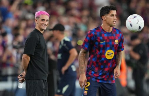 لاعب خط وسط برشلونة جافي يركض بالكرة خلال مباراة