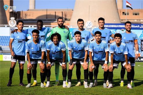 لاعب كرة قدم يرتدي قميص غزل المحلة والأهلي