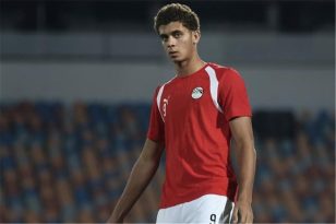 صورة للاعب حمزة عبد الكريم بقميص منتخب مصر وبرشلونة