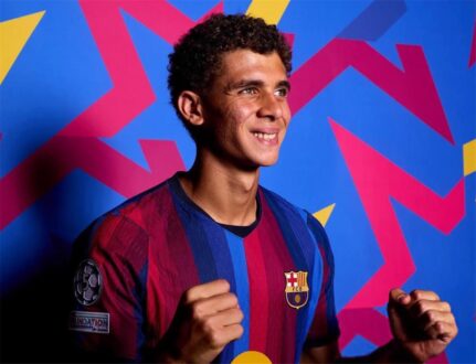 حمزة عبد الكريم لاعب برشلونة يرتدي قميص الفريق