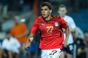 صورة للاعب حمزة عبد الكريم يرتدي قميص برشلونة ومنتخب مصر