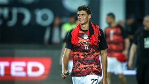 حمزة عبد الكريم لاعب منتخب مصر وبرشلونة يحتفل بهدف