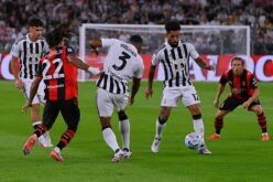 لاعب يوفنتوس يحتفل بتسجيل هدف التعادل في مرمى ميلان