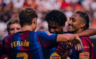 لاعبو برشلونة يحتفلون بهدف في مباراة ضد فالنسيا