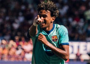 لاعبو برشلونة يحتفلون بهدف في الدوري الإسباني