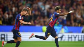 لامين يامال يحتفل بتسجيل هدف عالمي لبرشلونة ضد فينورد