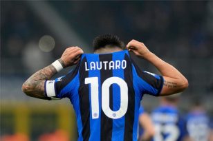 لاعب كرة القدم لاوتارو مارتينيز يرتدي قميص إنتر ميلان
