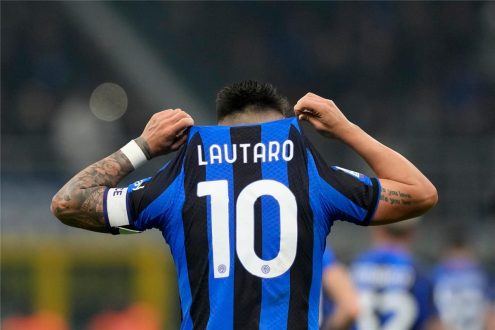 لاعب كرة القدم لاوتارو مارتينيز يرتدي قميص إنتر ميلان