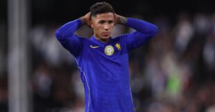 لاعب كرة القدم إنزو فرنانديز يرتدي قميص مانشستر سيتي