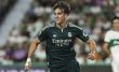 كيليان مبابي يرتدي قميص ريال مدريد ويحمل جائزة الكرة الذهبية