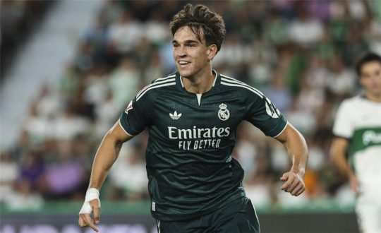 كيليان مبابي يرتدي قميص ريال مدريد ويحمل جائزة الكرة الذهبية