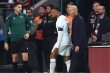كيليان مبابي يمسك بقدمه مصابًا أثناء مباراة لمنتخب فرنسا