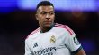 كيليان مبابي يرفع جائزة الكرة الذهبية وسط توتر مع ريال مدريد