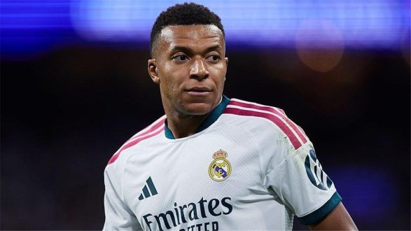 كيليان مبابي يرفع جائزة الكرة الذهبية وسط توتر مع ريال مدريد