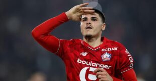 لاعب كرة القدم ماتياس فيرنانديز باردو يرتدي قميص نيوكاسل يونايتد
