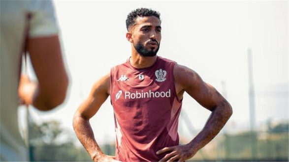 لاعب كرة القدم محمد عبد المنعم يرتدي قميص نيس