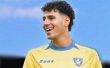 لاعب كرة القدم المصري عمر فايد يرتدي قميص نادي فروزينوني الإيطالي