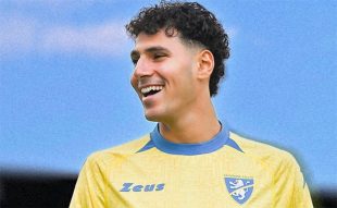 لاعب كرة القدم المصري عمر فايد يرتدي قميص نادي فروزينوني الإيطالي