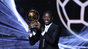صورة لعثمان ديمبلي لاعب باريس سان جيرمان يمسك بالكرة الذهبية