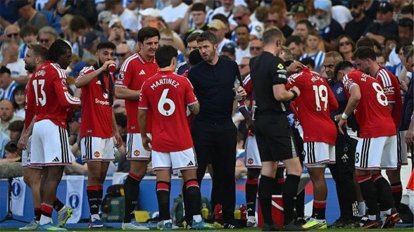 لاعب شاب من مانشستر يونايتد يركض بالكرة