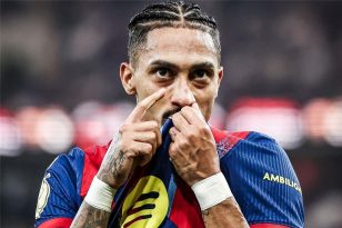 لاعب كرة القدم رافينها يرتدي قميص برشلونة