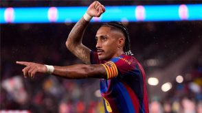 رافينها لاعب برشلونة يحتفل بتسجيل هدف