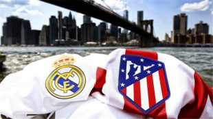 لاعبو ريال مدريد وأتلتيكو مدريد يتنافسون على الكرة في الملعب