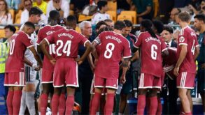 لاعبو ريال مدريد يحتفلون بتسجيل هدف خلال مباراة في دوري أبطال أوروبا