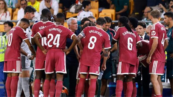 لاعبو ريال مدريد يحتفلون بتسجيل هدف خلال مباراة في دوري أبطال أوروبا