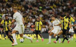 لاعبو الاتحاد يحتفلون بتسجيل هدف ضد النصر في الدوري السعودي