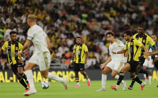 لاعبو الاتحاد يحتفلون بتسجيل هدف ضد النصر في الدوري السعودي