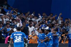لاعبو الهلال يحتفلون بتسجيل هدف في مرمى الأهلي ضمن الدوري السعودي