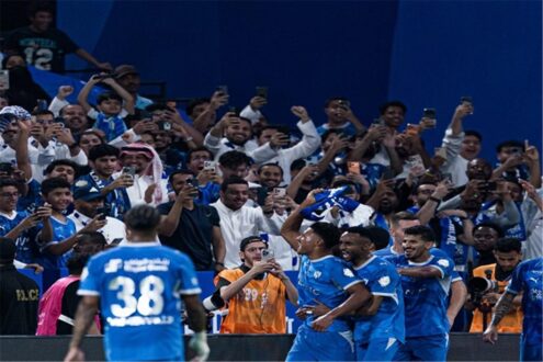 لاعبو الهلال يحتفلون بتسجيل هدف في مرمى الأهلي ضمن الدوري السعودي